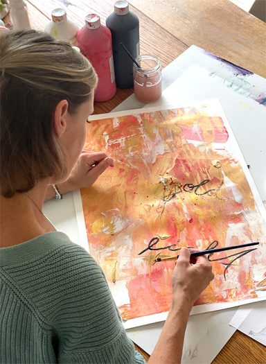 Konni Roedner malt ein Acrylbild mit goldener Farbe